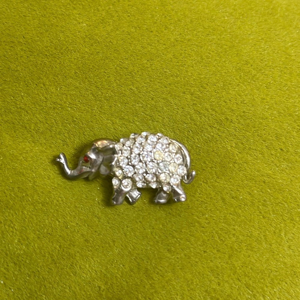 Elephant brooch/pin